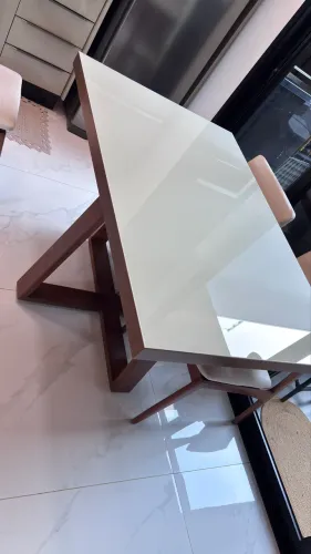 Mesa em madeira com vidro