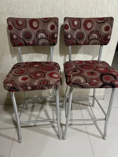2 cadeiras em aço escovado