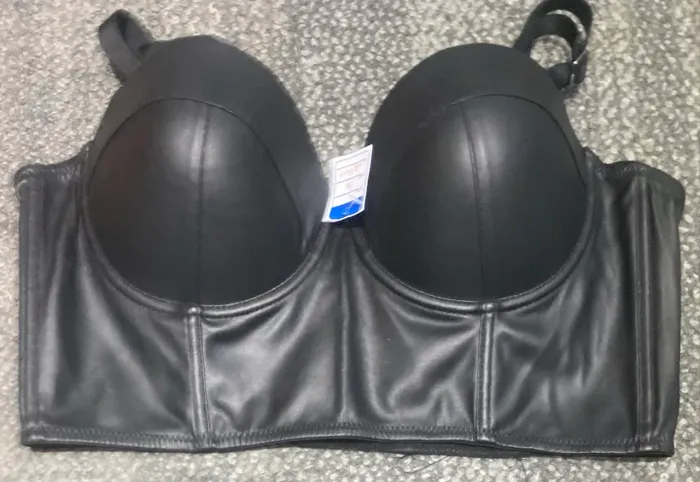 Cropped Preto Estilo Couro - Super tendência! - TAM 46