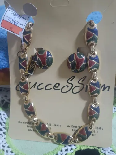 Conjunto de Bijouterias Colar e Brincos de Pressão Em Metal Dourado Folheado