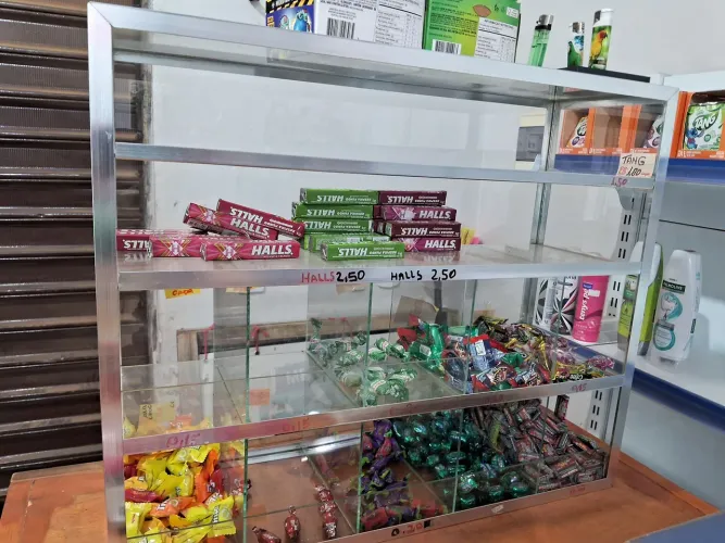 Vende-se. Uma geladeira expositora,2 balcao,1 boleiro,8caixas de coca retornável. 