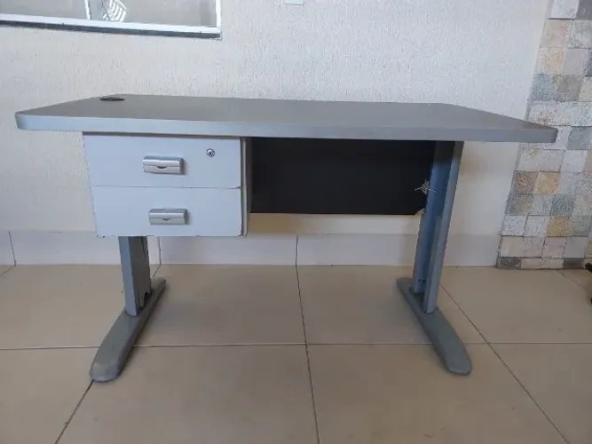 Mesa de escritório/ estudos 