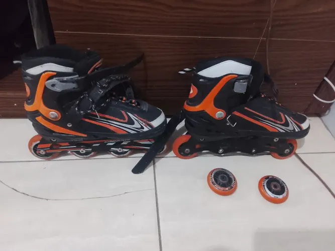 Patins Bel sports, excelente estado ajustável, 2 rodas estão soltas é só parafusar e andar