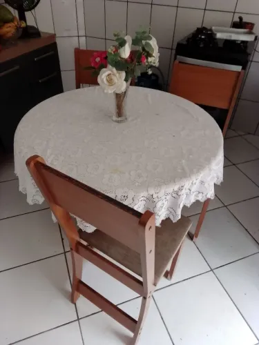 Mesa com 3 cadeiras, estado bom , motivo venda mudança, só tem as 3 cadeiras