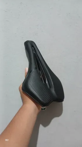 Selim de aro 29 de corrida ele tem parte de carbono