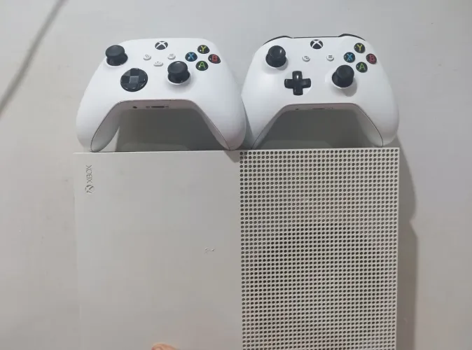 Vendo Xbox one s novo! (Muito pouco tempo de uso)