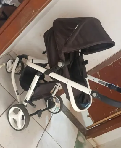 Coisas infantil de bebê tenho um carrinho de bebê com bebê conforto e base