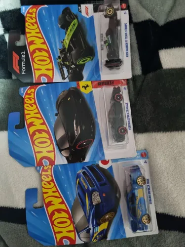 3 HOT WHEELS