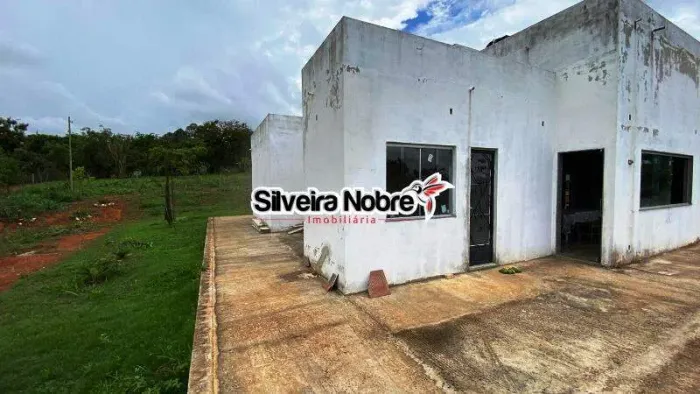 Casa exclusiva à venda com 4 quartos, 3 suítes e terreno de 20.000 m²