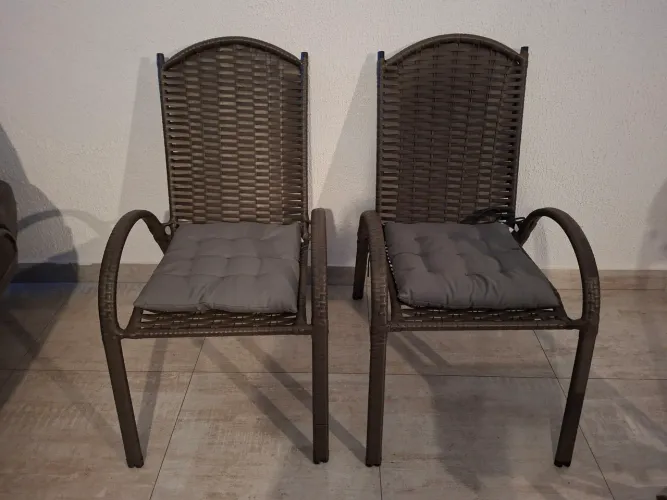 Cadeiras de varanda em perfeito estado! Acompanha almofadas para o assento.