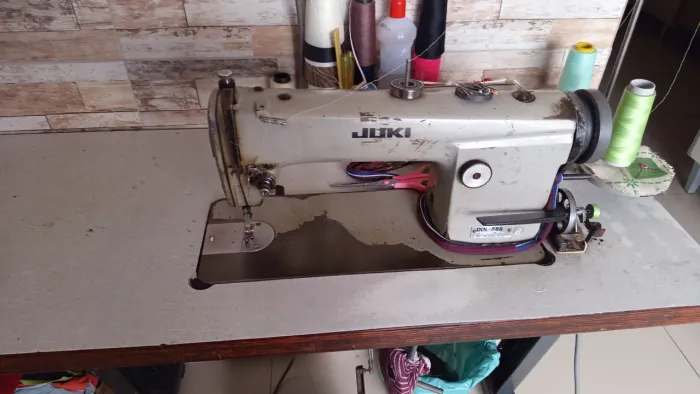 Máquina de costura industrial reta - Juki