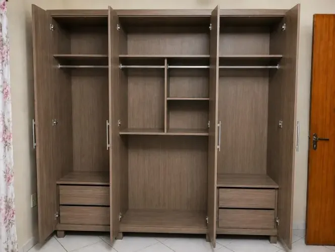 Guarda roupa 6 portas , 2mts largura. Venda urgente motivo mudança