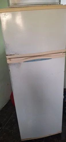 Vendo geladeira usada da Electrolux, funcionamento perfeitamente com gaveta e grades