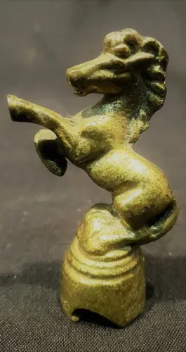 Antigo e belo abridor garrafas Metal dourado com pega de uma escultura de cavalo empinando
