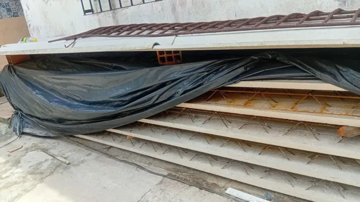 Vende-se 50 metros de laje pré moldada com vigotas de 5 metros. Preço: 2.000 reais .