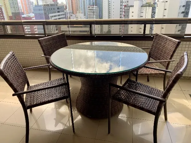 Mesa, 4 cadeiras com braço em fibra sintética da marca Tidelli, para varanda, praia?