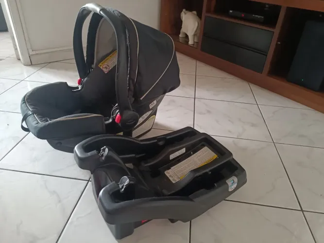 Cadeirinha infantil Graco com base usado