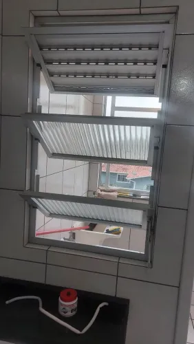Vendo janela basculante 