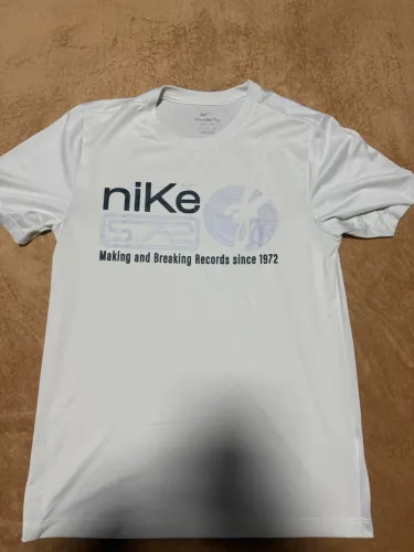 CAMISETA NIKE BEGE