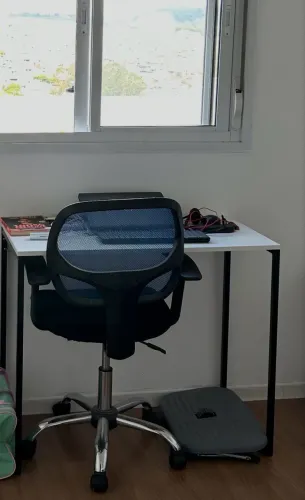 Mesa + cadeira de escritório + apoio de pés 