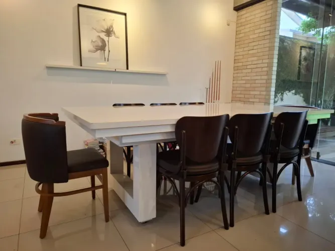 Mesa de bilhar e jantar com 8 cadeiras da marca Artesian e conjunto de bilhar incluso 