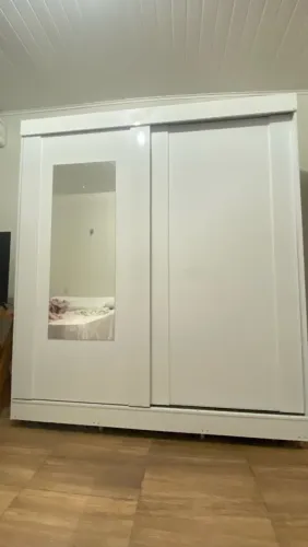 Guarda roupa com espelho