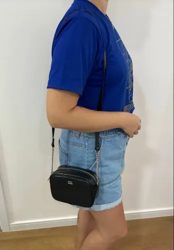 Bolsa Arezzo Giorno pequena preta croco ombro com corrente