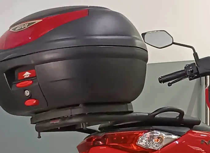 Baú Givi novíssimo com suporte para NMAX da Yamaha 