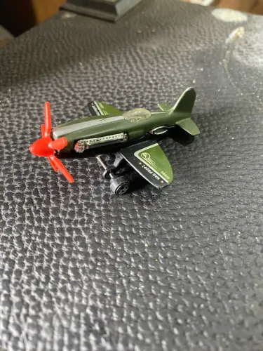 Aviãozinho hotwheels
