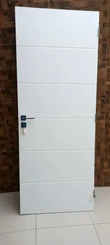 Porta de madeira frizada 0,82