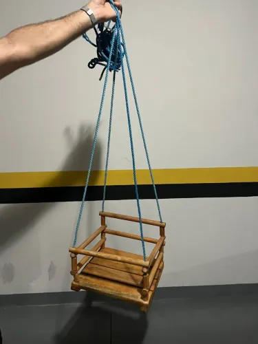 2 Balanços de madeira infantil