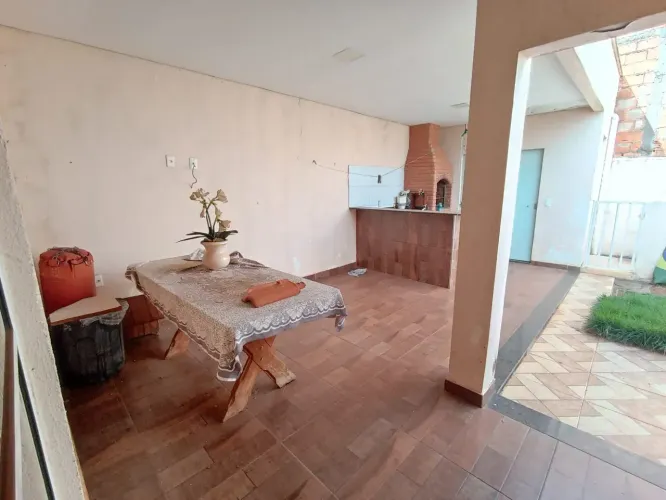 Linda casa com jardim e churrasqueira no Condomínio Terra Nova III