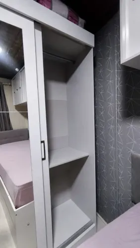 Semi-novo guarda roupa