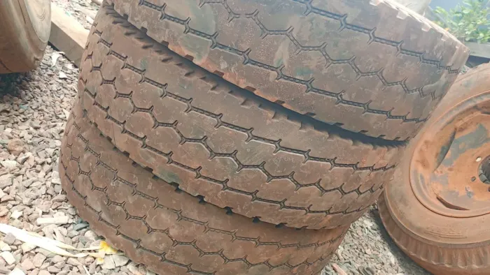 Vendo 4 pneus 215/75,17 somente um está com roda