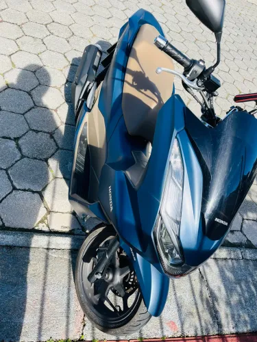 HONDA PCX DLX 160 - AZUL METÁLICO COM BANCO BEGE