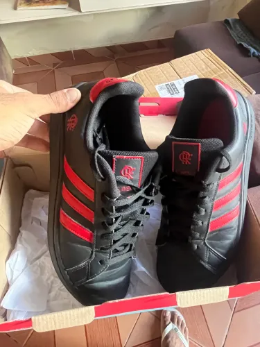 Tênis Adidas Grand Court Flamengo e boné Adidas Flamengo aba curva 