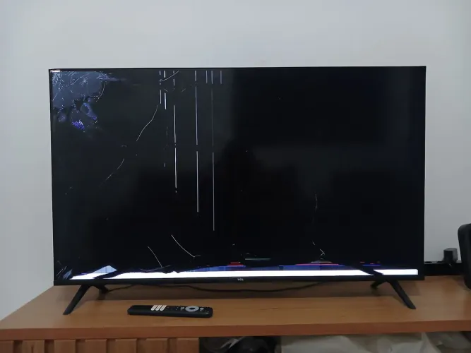 TV TCL 43" com a tela quedrada.