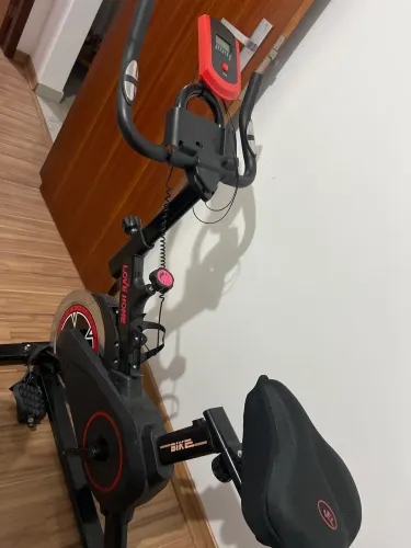 Bike ergométrica (um dos pedals não encaixam, teria que abrir um pouco mais)