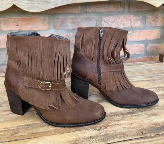 Bota de couro legítimo com franjas TAM 37