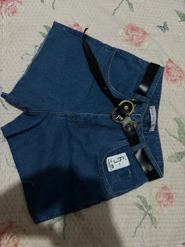 Vende-se bermudas e calças jeans e blusas