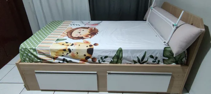 Cama em MDF duplo com colchão 