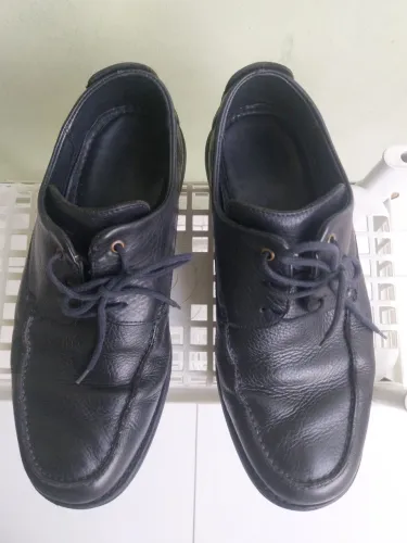 Sapato em Couro legítimo da marca Outer. Número 39. Em excelente estado. No valor R$ 80.