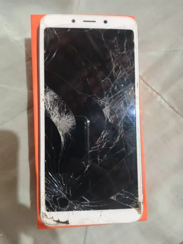 Celular Xiaomi Redmi 6 velho, quebrado, componentes intactos
