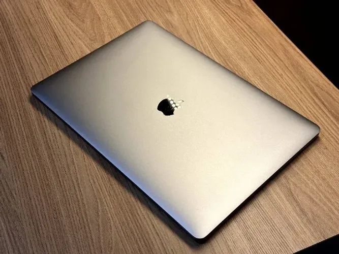 MacBook Pro 15? 2018 Core i9, 32 GB RAM, SSD 512 GB e Radeon Pro