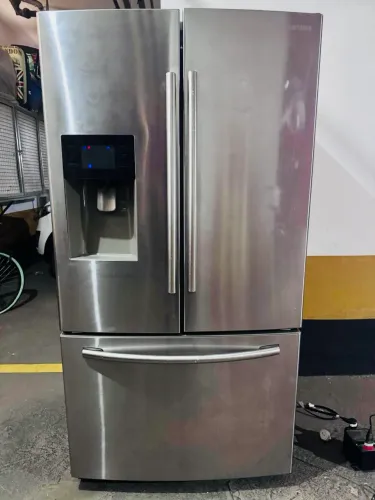 Geladeira Samsung french door com dispenser de agua e maquina de gelo