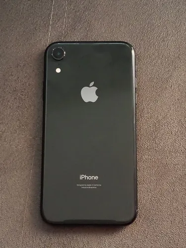 Vendo iPhone XR 64 GB com 74 de bateria, com placa queimada único defeito