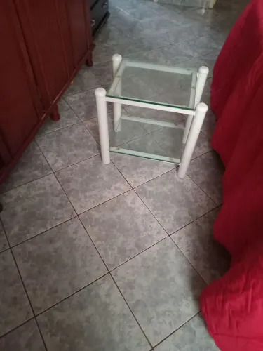 Mesinha de canto de vidro e ferro na cor Branca