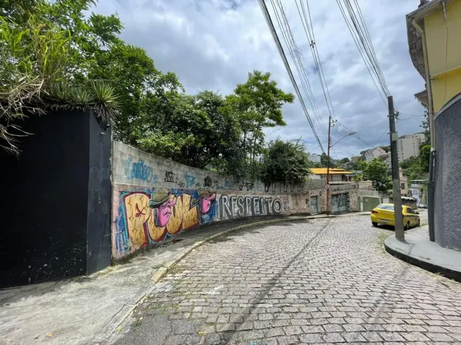 Terreno com Casa 
