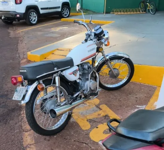 CG 1982 Bolinha raridade na cor branca 
