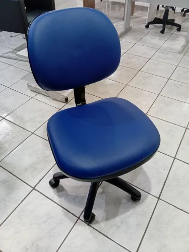 Cadeira giratória azul escuro
